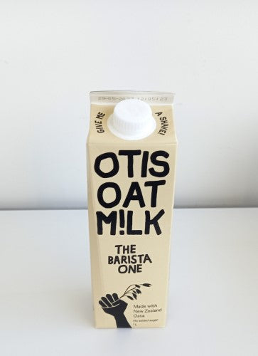 Silky-smooth Milk Oat Barista Otis 1L, ideal for coffee lovers and baristas, perfect for frothing and latte art.