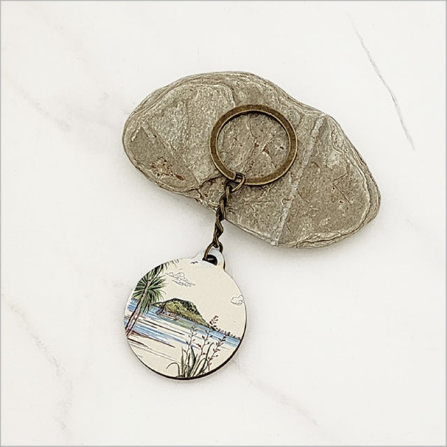 Lightweight printed pine veneer keychain featuring Mt Maunganui, perfect for organizing keys with Kiwiana charm.