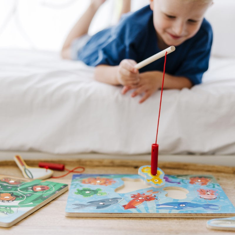 Colorful wooden fishing puzzle game featuring a magnetic pole to catch 10 vibrant aquatic animals, designed for kids aged 3+.