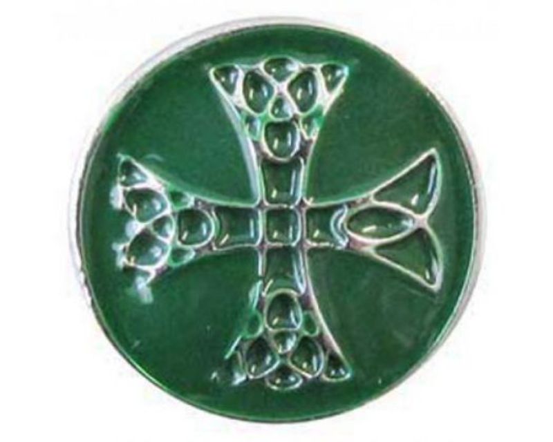 Green Celtic cross snap charm with intricate designs, perfect for personalizing jewelry and celebrating heritage.