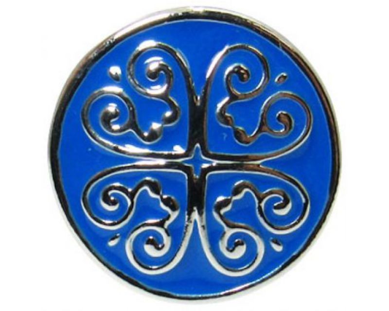 Elegant Celtic Heart snap in vibrant blue, perfect for personalizing jewelry and symbolizing love and connection.