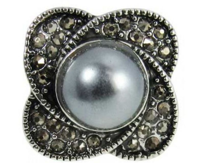 Elegant snap featuring a black faux pearl at its center, surrounded by delicate flower petals for stylish personalization.