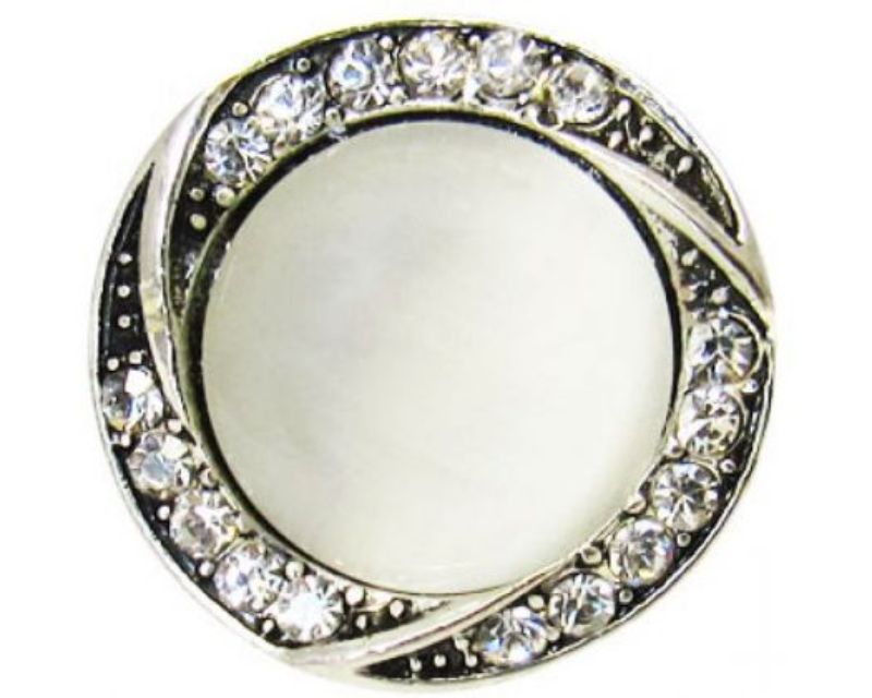 Elegant snap button featuring a lustrous pearl center surrounded by sparkling diamantes, perfect for enhancing any jewelry.