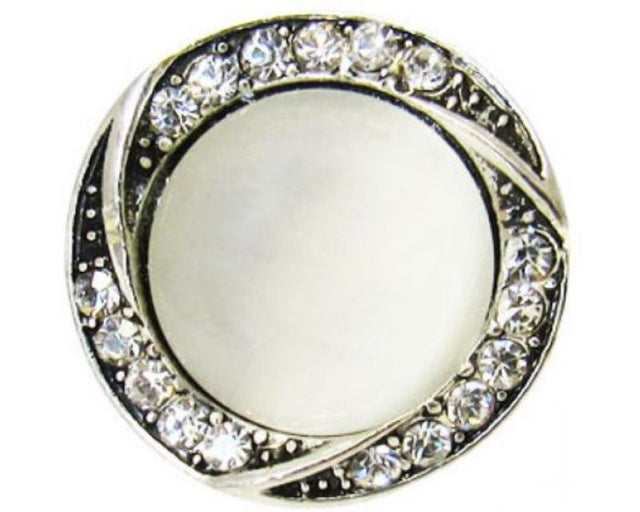 Elegant snap button featuring a lustrous pearl center surrounded by sparkling diamantes, perfect for enhancing any jewelry.