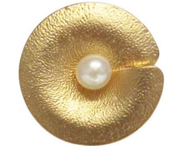 Elegant pearl set in rose gold, perfect for day-to-night style and versatile fashion statements.