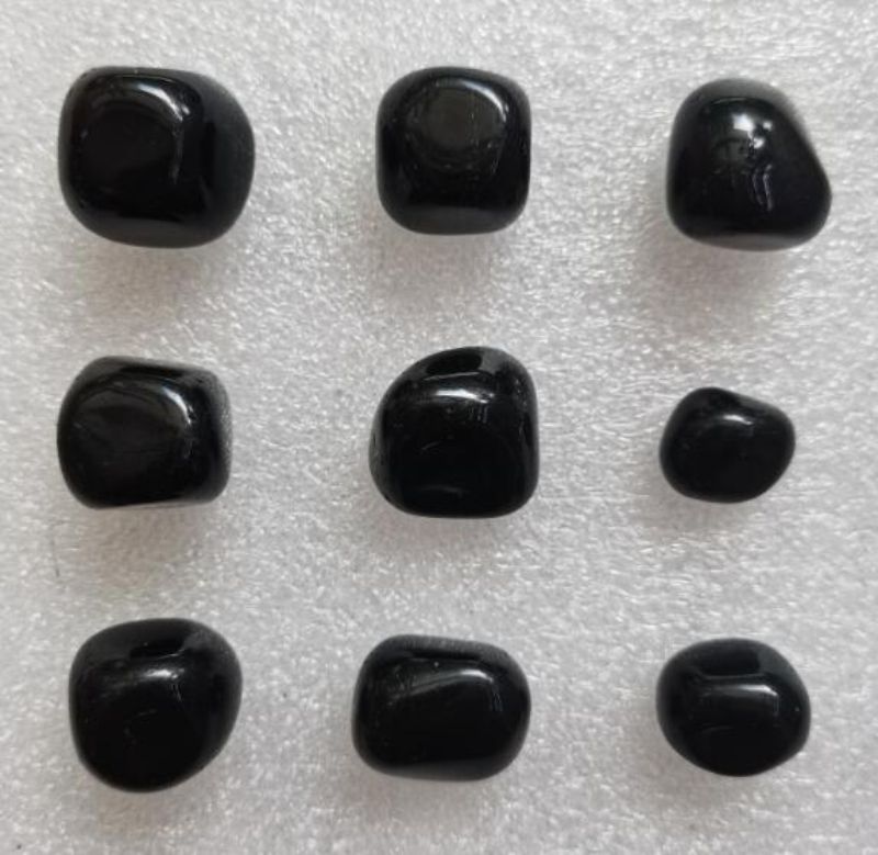 Polished black obsidian and blood jasper tumbled stones, 1.5-2.5CM, ideal for healing, meditation, and home decor.