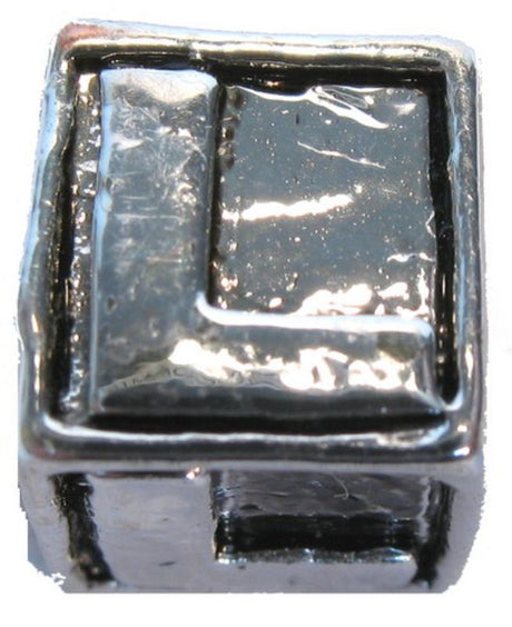 Square metal letter beads "L" in a pack of 4, perfect for personalized jewelry and DIY crafts.