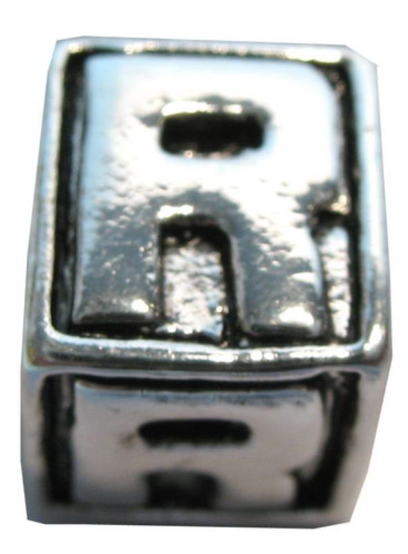 Square metal beads engraved with letters, perfect for personalized jewelry and crafts. Ideal for creative expression.