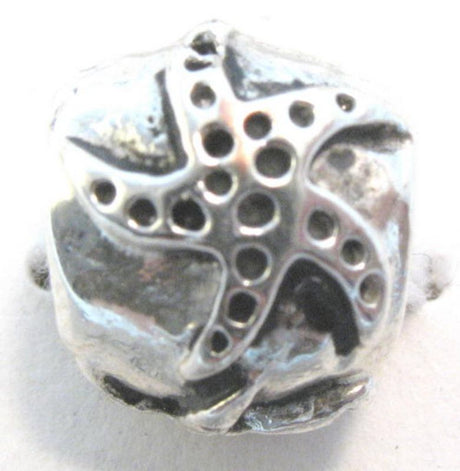 Silver-plated starfish metal beads, 8 pieces, anti-tarnish, perfect for jewelry making and beach-themed crafts.