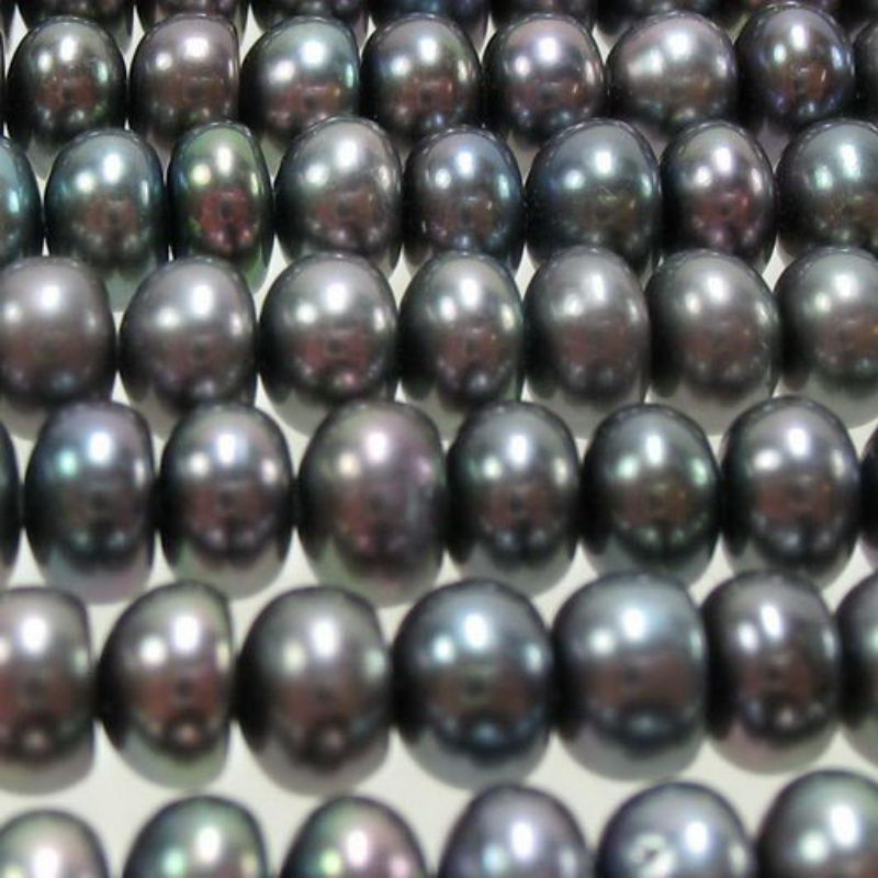 Set of 3 black Freshwater Pearl beads, measuring 4.4x5.6mm, perfect for elegant jewelry-making projects.