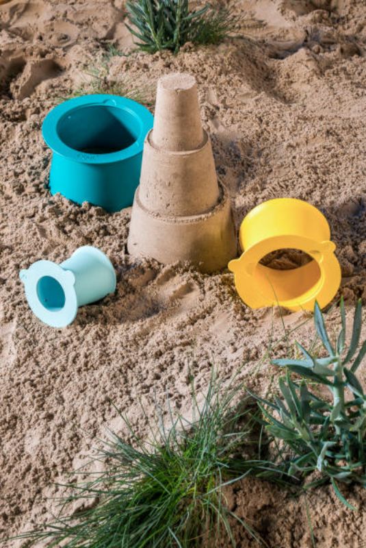 Lagoon Green Alto beach toy by Quut, featuring stackable components for building strong sand structures and promoting creativity.