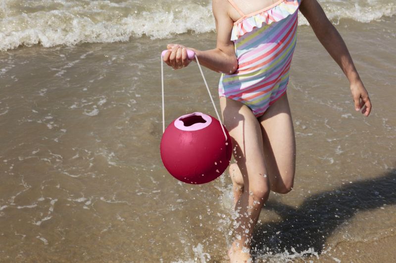 Vibrant red Quut Ballo Bucket, lightweight and spherical for easy gripping, perfect for beach play and minimal spills.