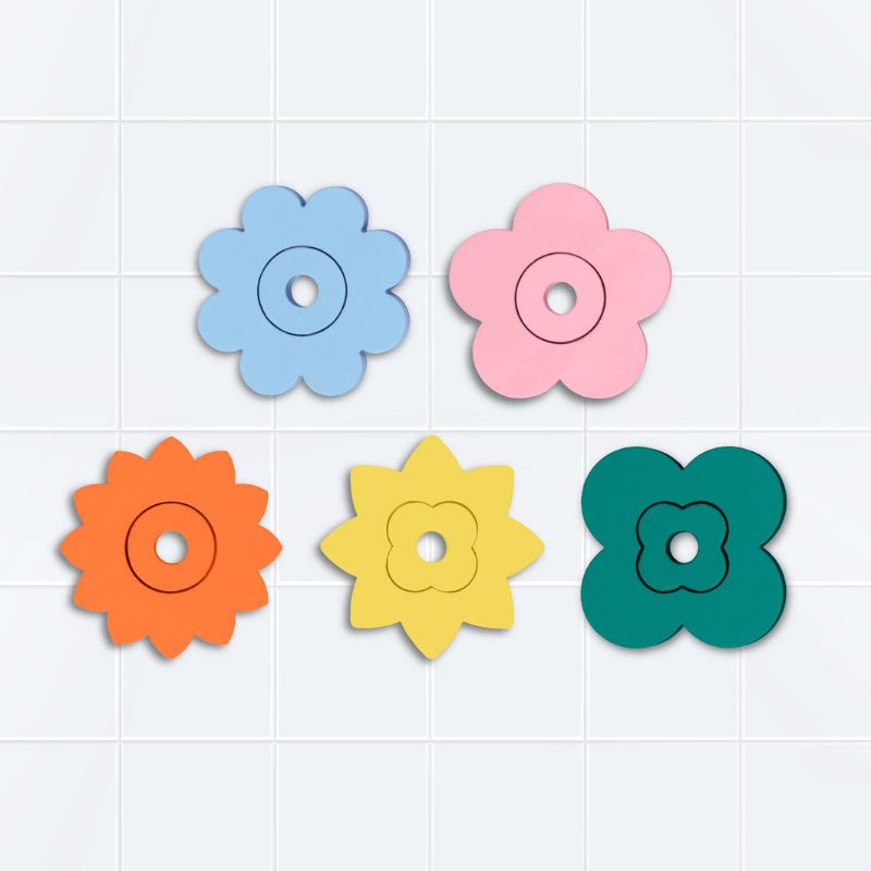 Colorful retro flower bath puzzle by Quut, featuring 10 soft foam pieces for creative play and fine motor skill development.