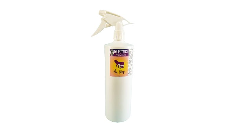 Natural fly repellent in a 1L spray bottle, safe for pets with soothing ingredients like Aloe Vera and citronella.