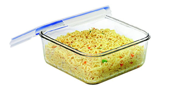 Square tempered glass food container (2600ml) with airtight lid, microwave safe, stackable, and BPA-free for safe food storage.