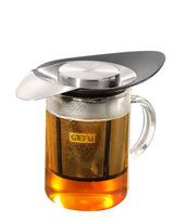 Gefu Armonia Tea Filter (5cm) with stainless steel lid, ultra-fine perforation for optimal brewing, suitable for cups and teapots.