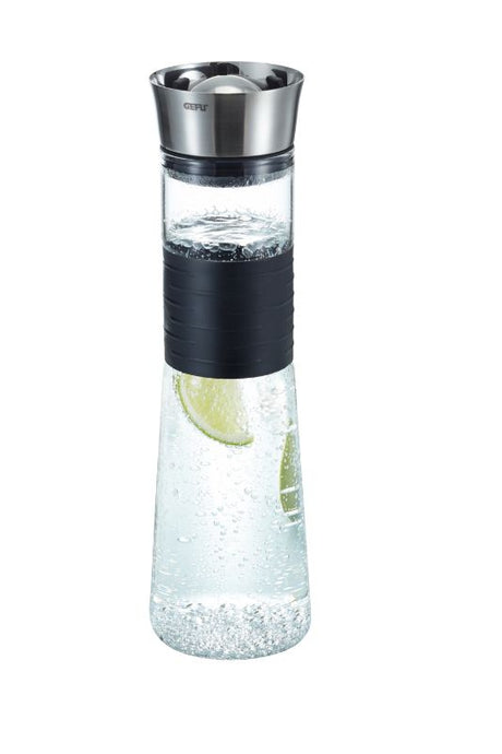 Stylish 1L GEFU Cascada Decanter in borosilicate glass with 360° ball stopper and silicone sleeve for secure pouring.