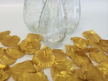 Golden silk rose petals (set of 864) ideal for wedding decor and crafts, adding elegance to any celebration.