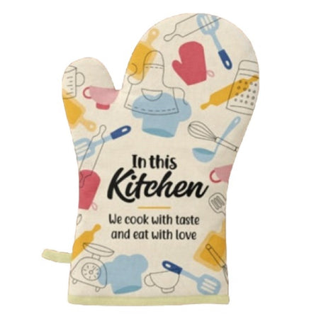 Stylish oven glove with "In this kitchen - We cook with taste and eat with love" saying, perfect for home cooks and bakers.