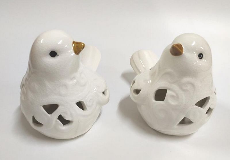 White ceramic bird ornaments with curls, set of 2, perfect for decor or as gifts, measuring 16 x 10 x 11cm each.