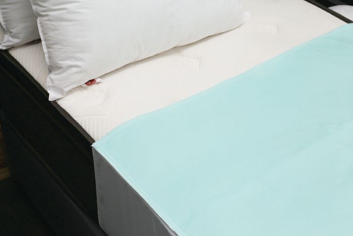 Dreamticket Absorbent Bed Pad 1000ML with waterproof design, 4-layer absorbency, and secure tuck-able wings for comfort.