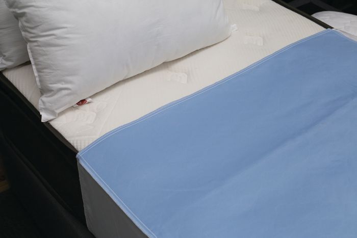 Dreamticket Absorbent Bed Pad - 1500ML, waterproof, 4-layer design, 90 x 85cm, ideal for incontinence, with tuck-able wings.