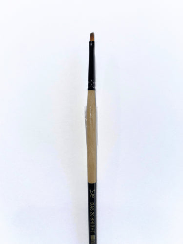 Short-handled Das 20b synthetic brush with golden nylon bristles for precise detail and bold painting strokes.