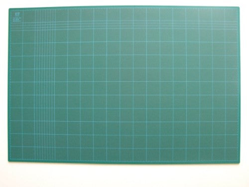 Vibrant green 900x600 cutting mat, 3mm thick, self-healing for precise cutting in various craft projects.