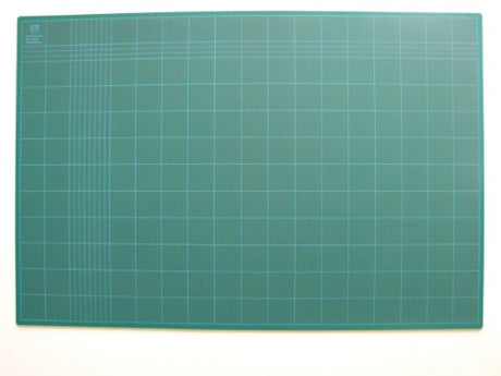 Vibrant green 900x600 cutting mat, 3mm thick, self-healing for precise cutting in various craft projects.