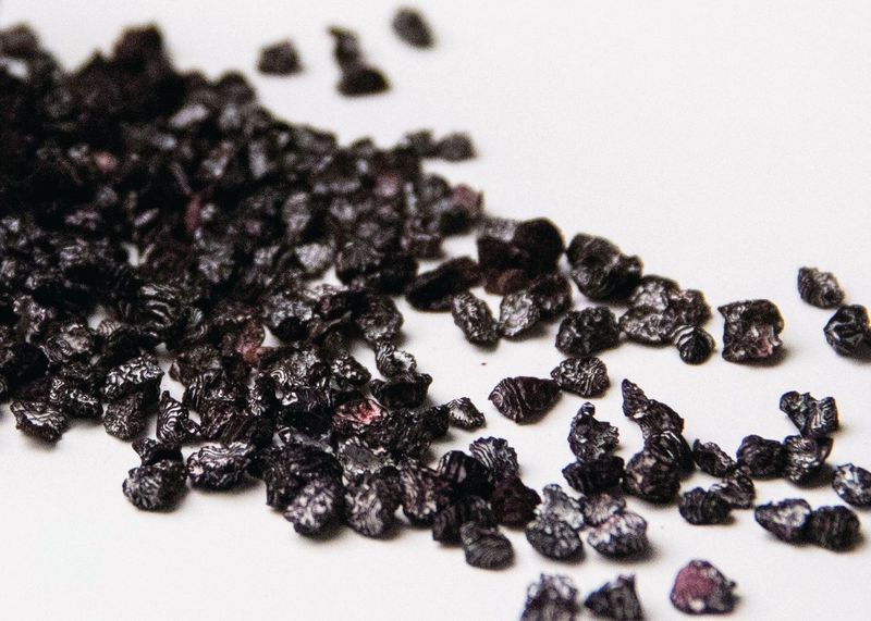 Vibrant Cochineal Jacquard dye (28.35g) in rich reds and purples, ideal for natural fibers and eco-friendly crafts.