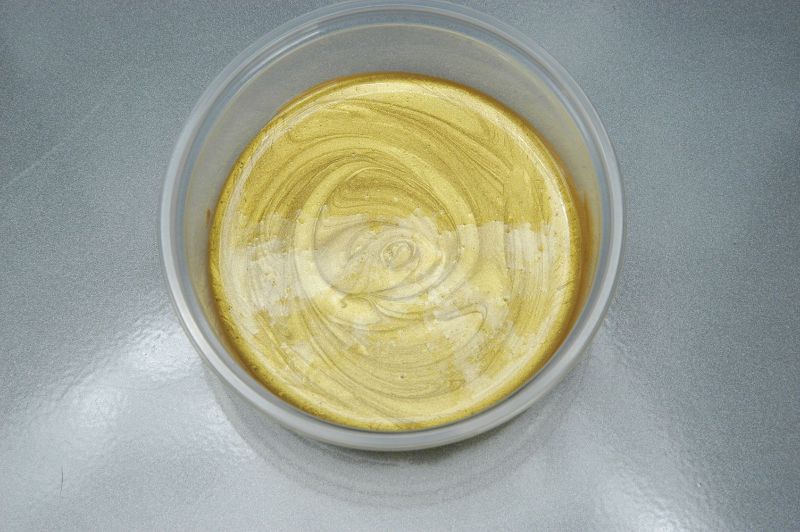 Vibrant JACQUARD LUMIERE GRAPE 546 acrylic paint in a 66.54ml bottle, ideal for metallic finishes on various surfaces.