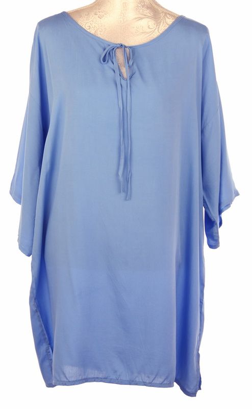 A stylish blue kaftan made of 100% viscose, featuring a flattering fit, elegant neckline, and versatile for any occasion.