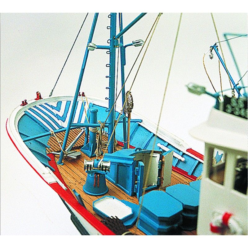 Detailed model kit of the Marina II Tuna fishing boat with laser-cut wood, brass fittings, and step-by-step guide for assembly.