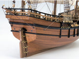 Detailed wooden ship model kit of La Pinta, 1:65 scale, featuring laser-cut parts and hand-sewn sails for enthusiasts.