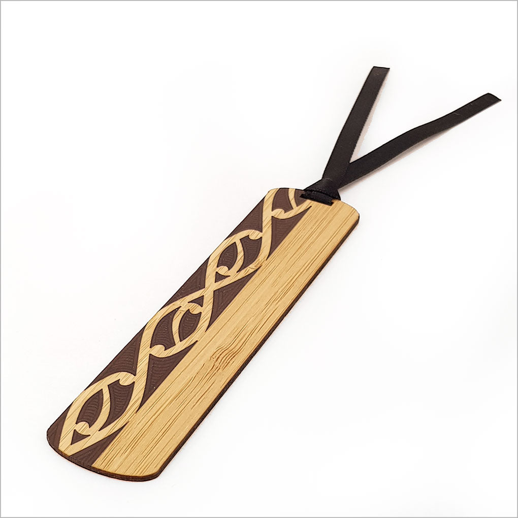 Kowhaiwhai greeting card featuring M?ori motifs with an eco-friendly bamboo bookmark, ideal for personal messages.