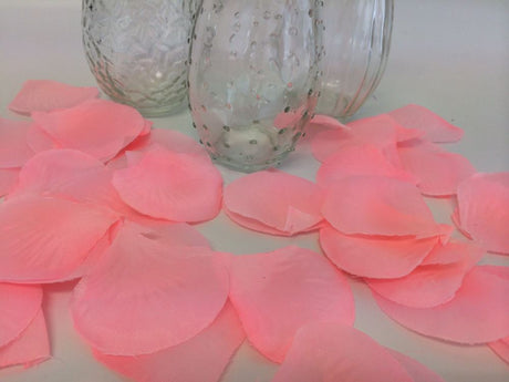 Light pink silk rose petals, 864 per pack, perfect for weddings, crafts, and decorations, durable and easy to clean.