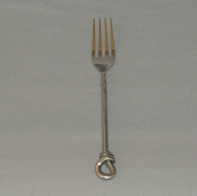 Twisted stainless steel table fork, 19cm, combines style and functionality for serving gourmet dishes elegantly.
