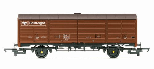 Hornby BR Railfreight UDA Era 8 model van in vibrant Civil Link livery, designed for transporting wagons in railway maintenance.