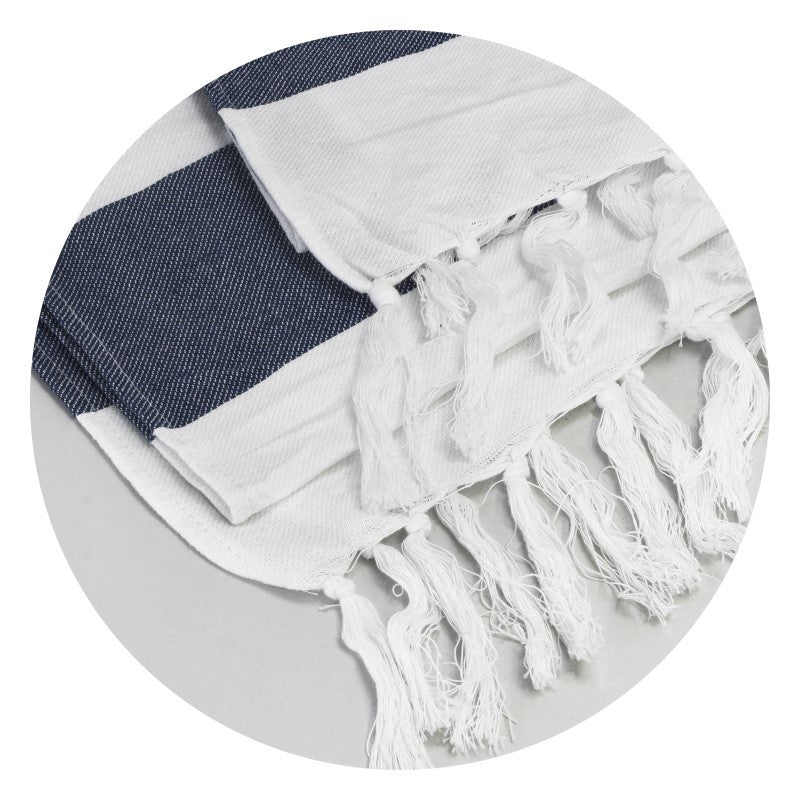 Navy cotton towel with rustic stripes and fringed trim, ideal for beach outings and poolside relaxation, 180x90 cm.