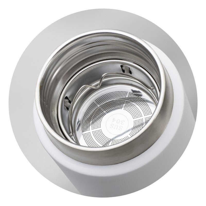 Vacuum bottle in white/natural with bamboo trim, 560ml capacity, double-wall insulation, and removable tea infuser.