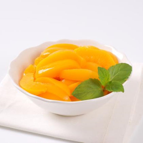 Canned peach slices in juice from Dewfresh, ideal for enhancing salads, yogurt, and desserts with sweet, tangy flavor.