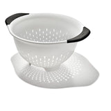 BPA-free plastic colander with non-slip handles, ideal for draining pasta and rinsing fruits, measuring 23.5 x 33 x 15 cm.