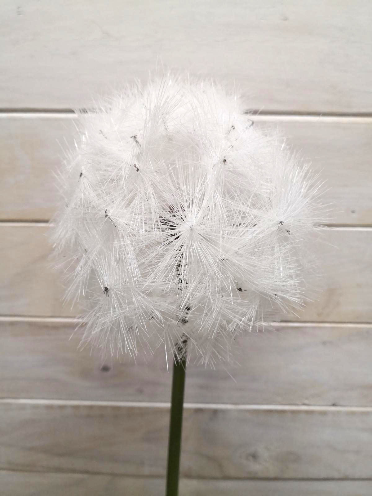 Realistic artificial dandelion flower with 67 cm height, vibrant green stems, perfect for any decor style.