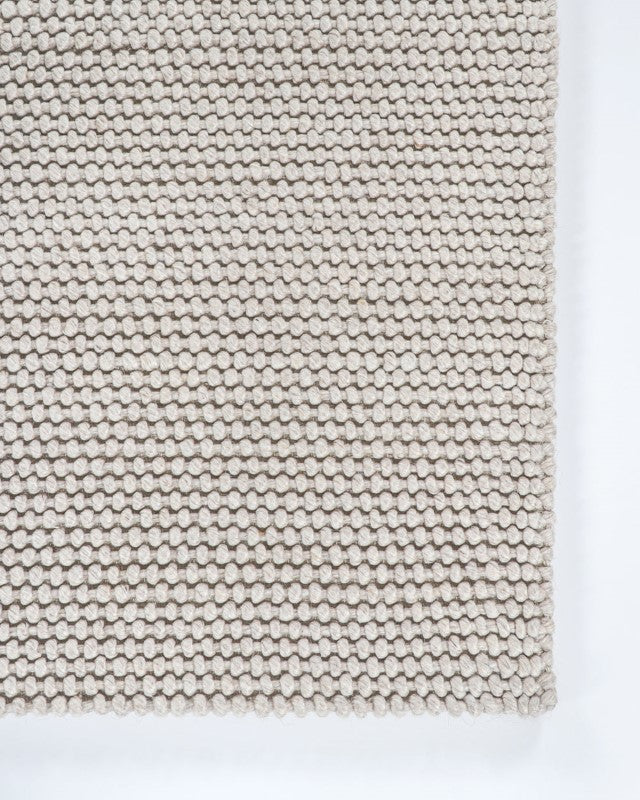 Warm beige handwoven 250x350cm rug featuring a knotted weave, blending wool, cotton, and polyester for stylish comfort.