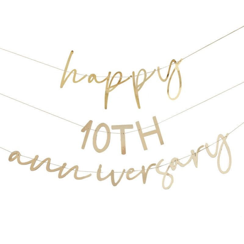 Customizable gold anniversary bunting measuring 2m, featuring 'Happy Anniversary' for elegant celebration decor.