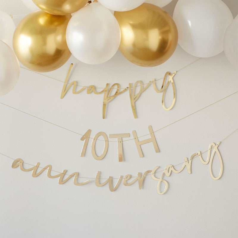 Customizable gold anniversary bunting measuring 2m with "Happy Anniversary" message, ideal for celebrating special occasions.