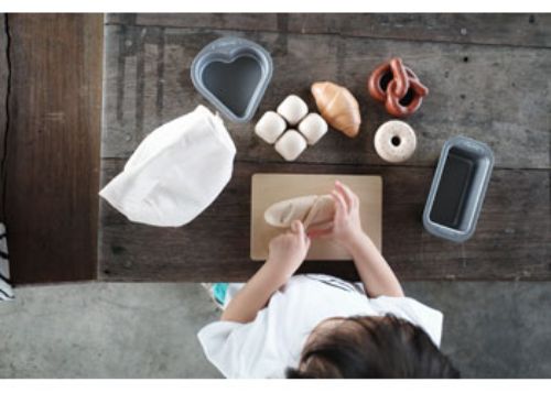 Wooden bread set featuring assorted bread types for imaginative play, crafted from eco-friendly materials for kids aged 3 and up.