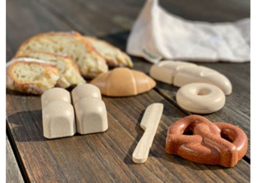 Colorful wooden bread set featuring baguettes, loaves, and rolls, perfect for imaginative play and fine motor skill development.