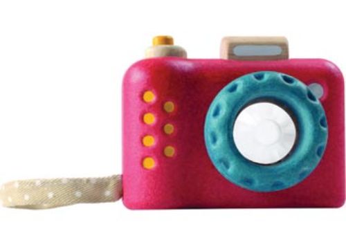 Vibrant wooden camera for toddlers, featuring a kaleidoscope lens to inspire creativity and develop fine motor skills.