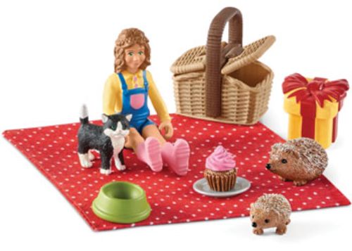 "Schleich Birthday Picnic set featuring Sarah and her animal friends, complete with cupcakes and colorful gifts in a vibrant outdoor scene."